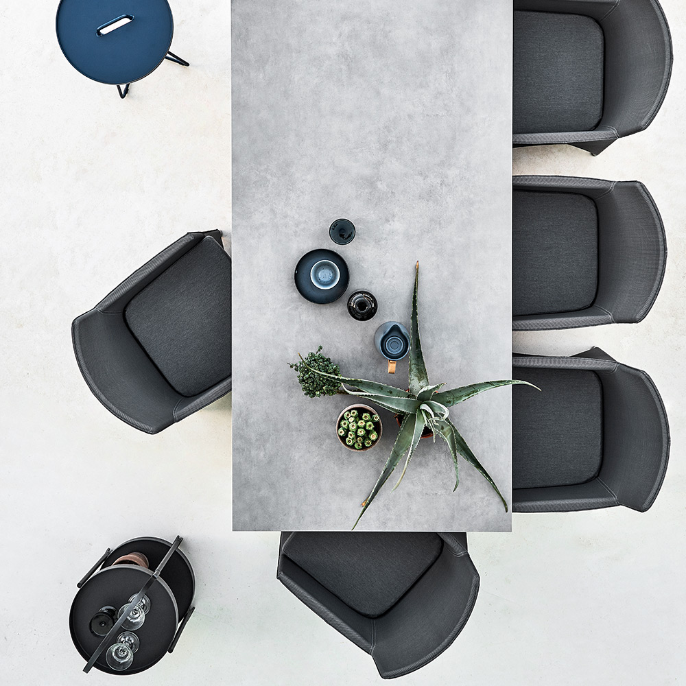 Pure-table-Diamond-chair-on-the-move-table