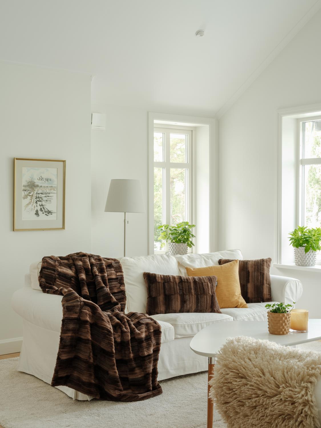 Browny-Plad-Medium-Chocklad-Skinnwille-Severins-Mobler-2