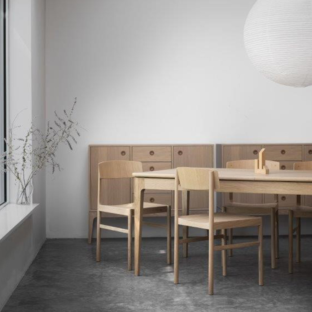 Hollviken-matbord-Rod-stol-Hollviken-sideboard-Mavis-styled