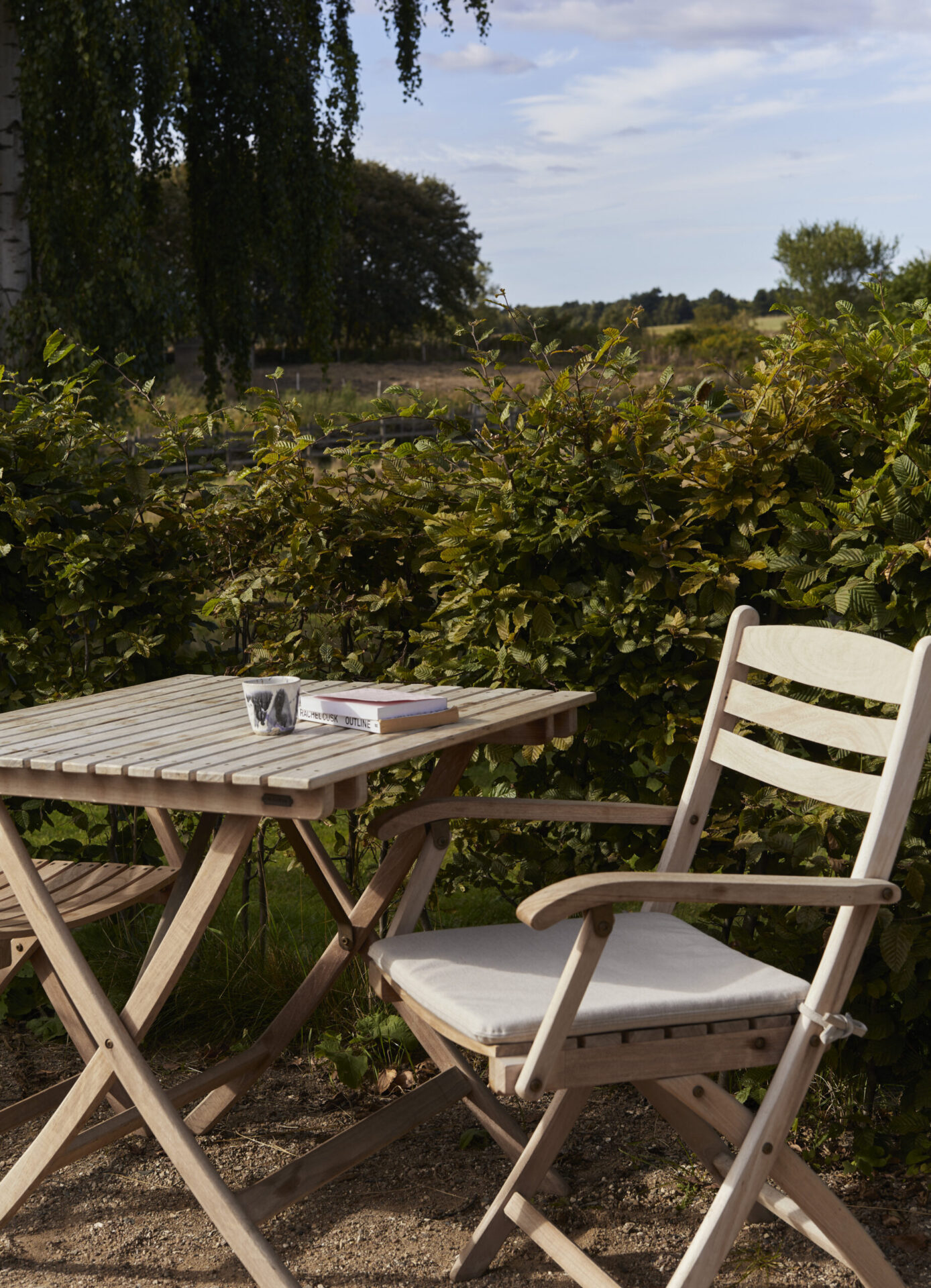S1400505 1400518 1961142 Selandia Armchair_ Table 75 and Cushion 02_M