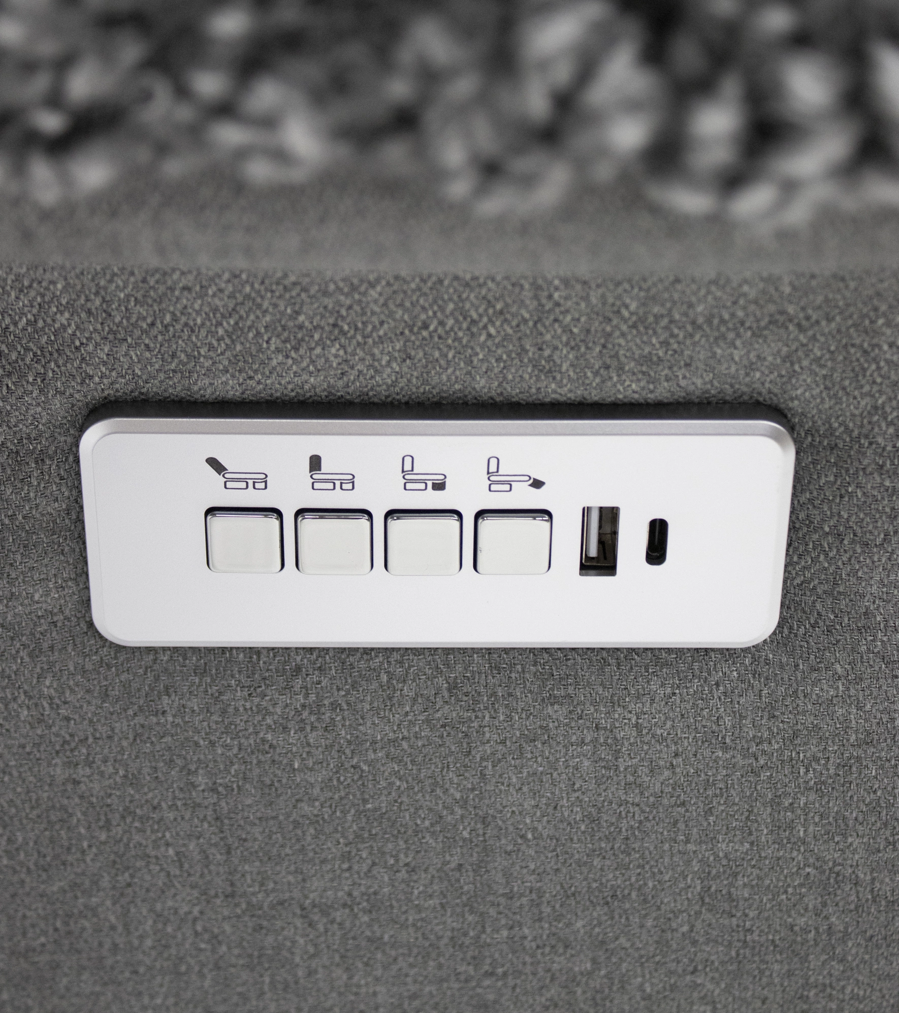 LIV fåtölj med fotpall – motorstyrd komfort med fårskinn och USB - Bild 3