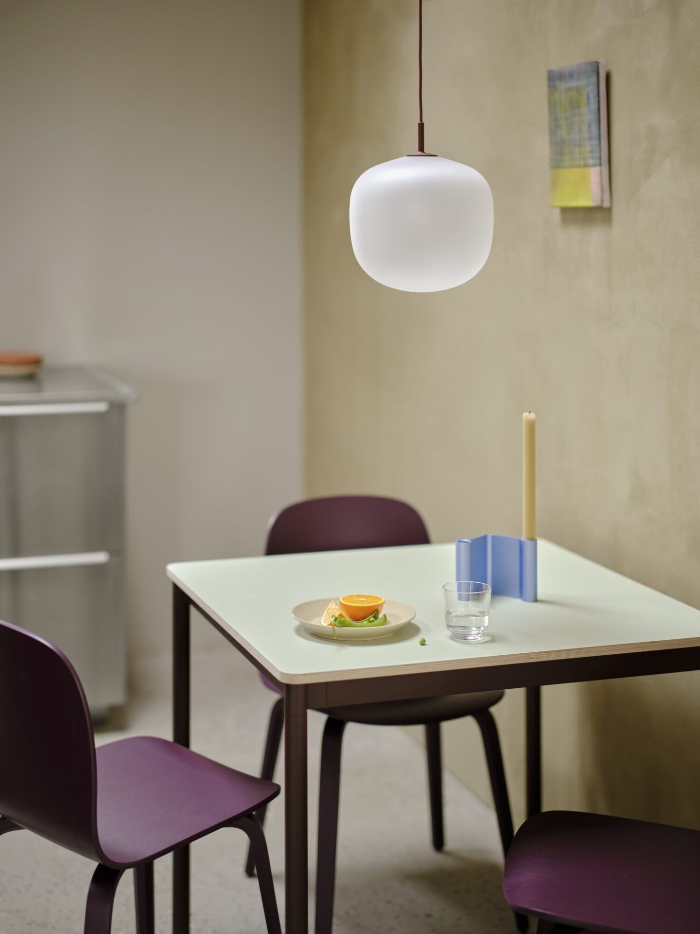 Visu stolar i dark plum och ljusblå runt matbord – Muuto
