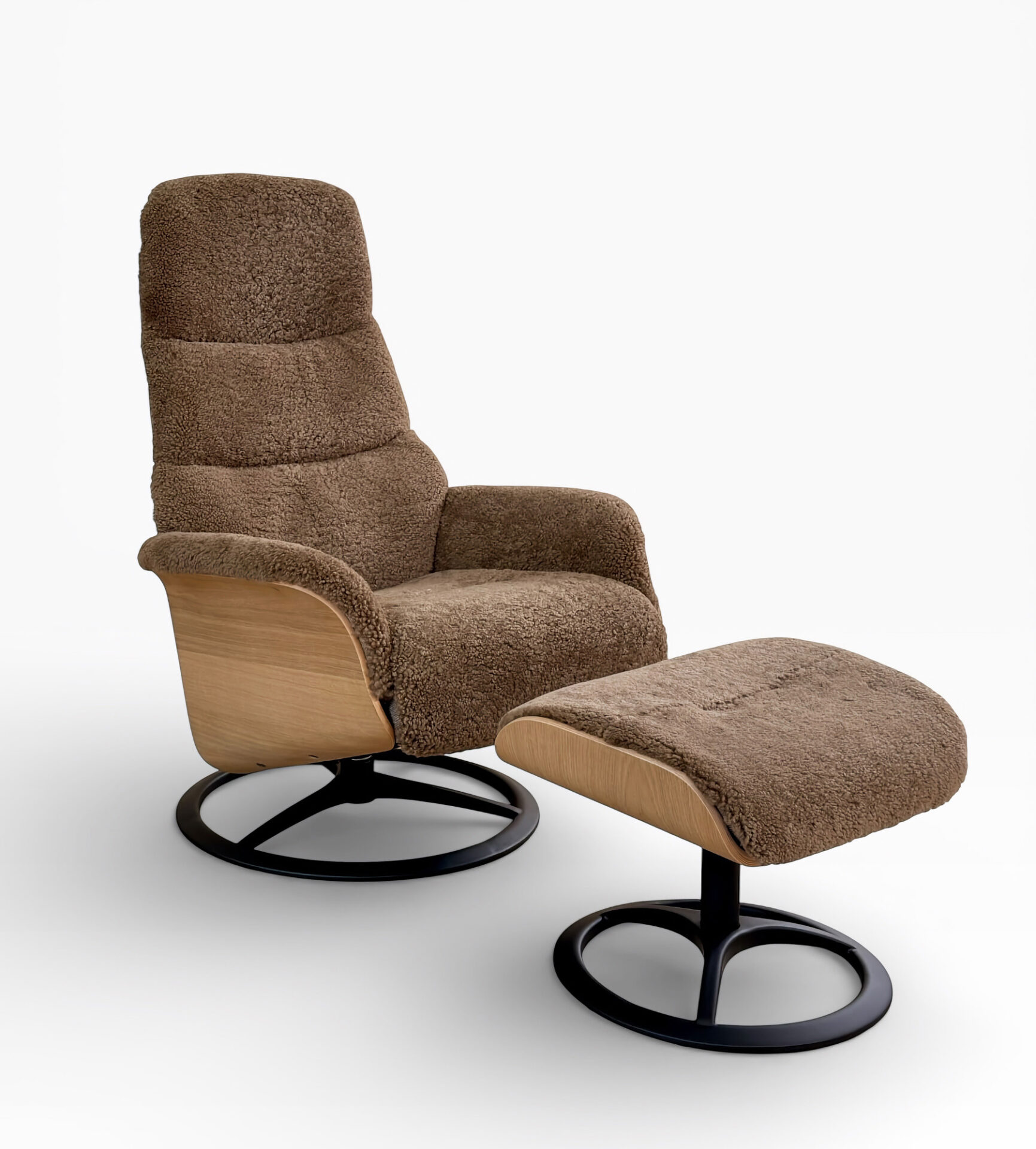 Hedda – Fåtölj med fotpall, fårskinn Nordic Brown